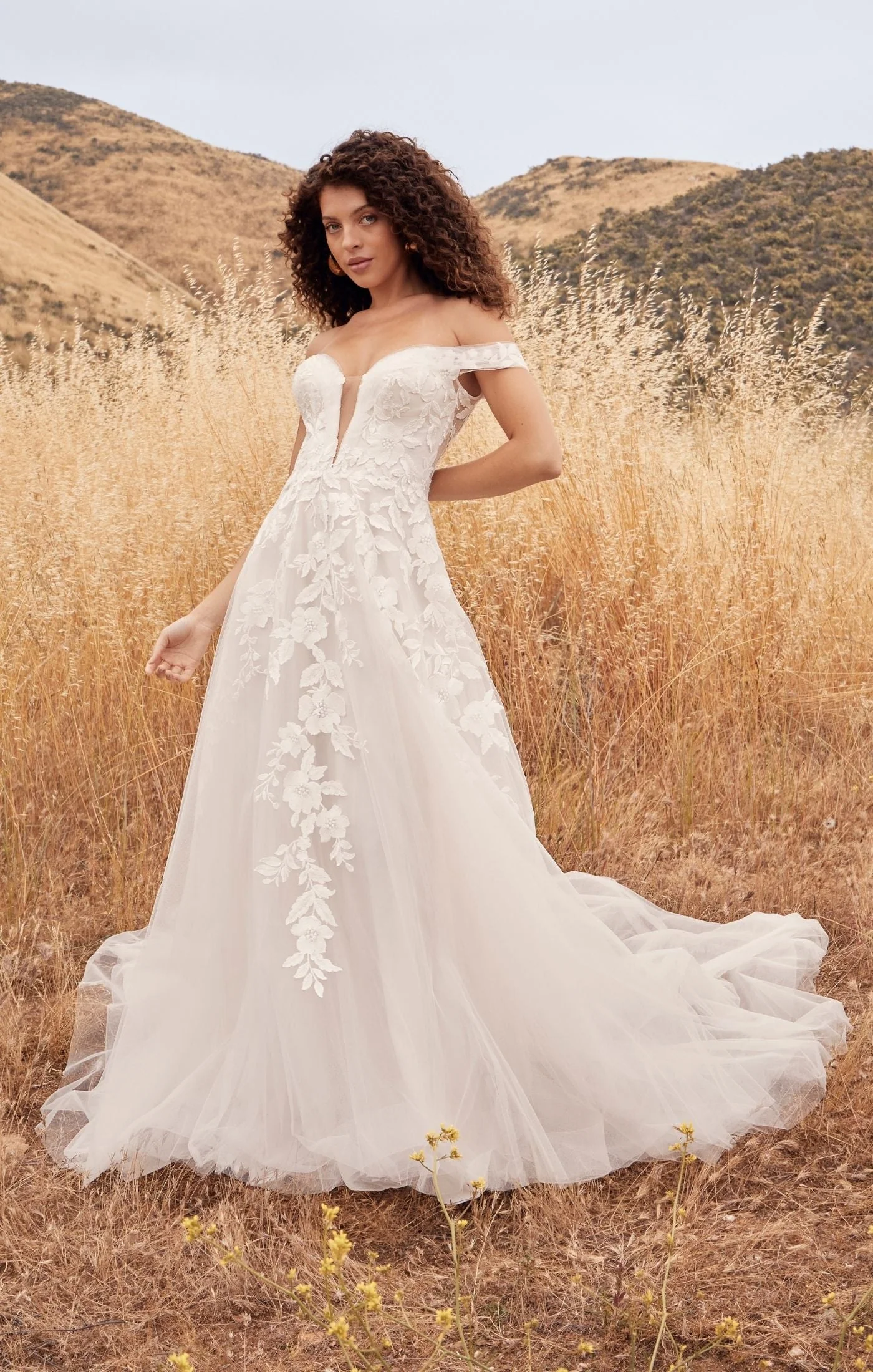 Casablanca Bridal Beloved BL433C size 22 Penny Curvy A-Line Wedding Dress Floral Lace Deep V-Neck Off The Shoulder Tulle Train Bridal Gown - Image 3